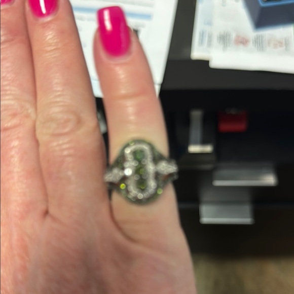 Elegant Silver and Green Gemstone Ring - Picture 3 of 6